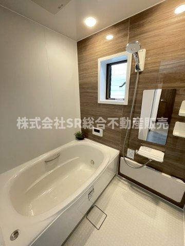 衣摺4丁目中古戸建の浴室|足を伸ばして浸かれる浴槽で気持ちよく入浴できます♪