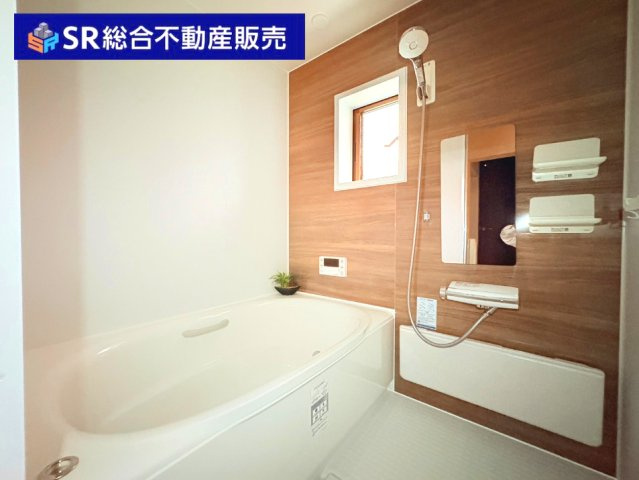 衣摺4丁目中古戸建の浴室|足を伸ばして浸かれる浴槽で気持ちよく入浴できます♪