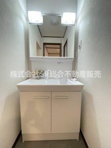 衣摺4丁目中古戸建の独立洗面台|独立洗面台、鏡裏に小物を置くことができて便利です