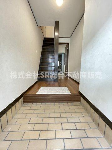衣摺4丁目中古戸建の玄関|玄関にシューズボックスを置いても広く使えます！