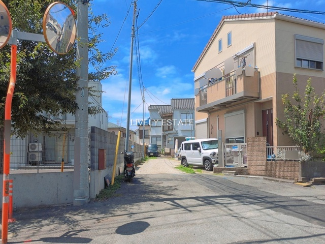 草加市苗塚町 新築分譲住宅 全2棟 A号棟の前面道路含む現地写真