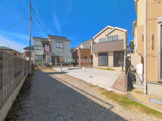 草加市苗塚町 新築分譲住宅 全2棟 A号棟の前面道路含む現地写真