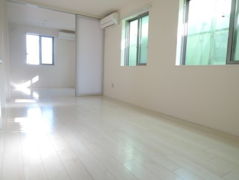ハピネス三宿の洋室|★明るいフローリングの角部屋です★