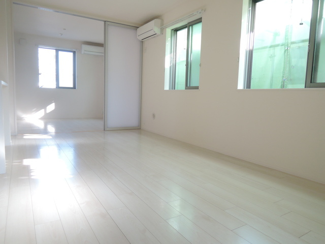 ハピネス三宿の居間・リビング|★明るいフローリングの角部屋です★
