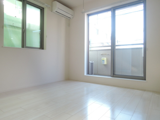 ハピネス三宿の寝室|★明るいフローリングの角部屋です★