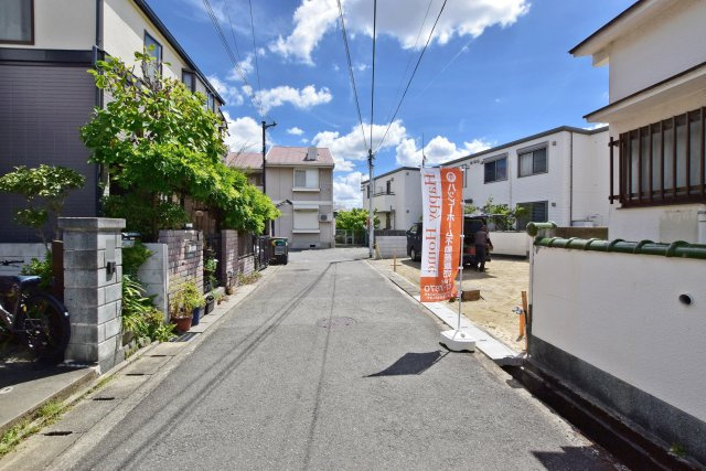 伊丹市山田6丁目新築戸建│4LDK+駐車2台可の前面道路含む現地写真|前面道路は北側に約5.0ｍ幅です。