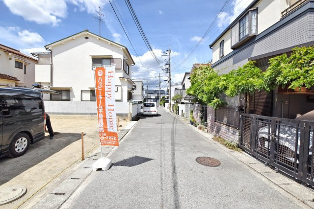 伊丹市山田6丁目新築戸建│4LDK+駐車2台可の前面道路含む現地写真|前面道路は北側に約5.0ｍ幅です。