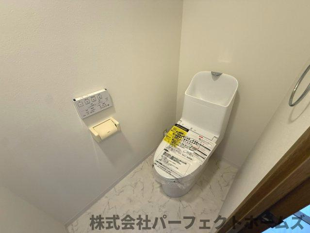ロイヤルシャトー交野のトイレ|落ち着いた色調のトイレです