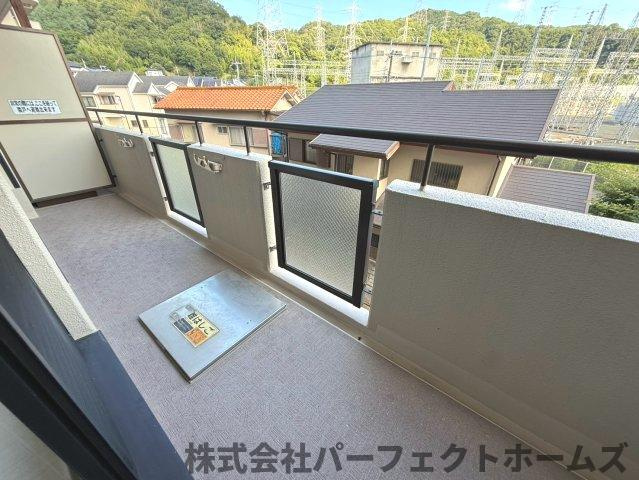 ロイヤルシャトー交野のバルコニー|陽当たり良好なバルコニーです