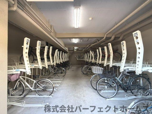 ロイヤルシャトー交野の駐輪場