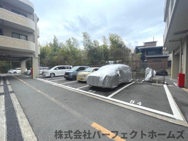 ロイヤルシャトー交野の駐車場