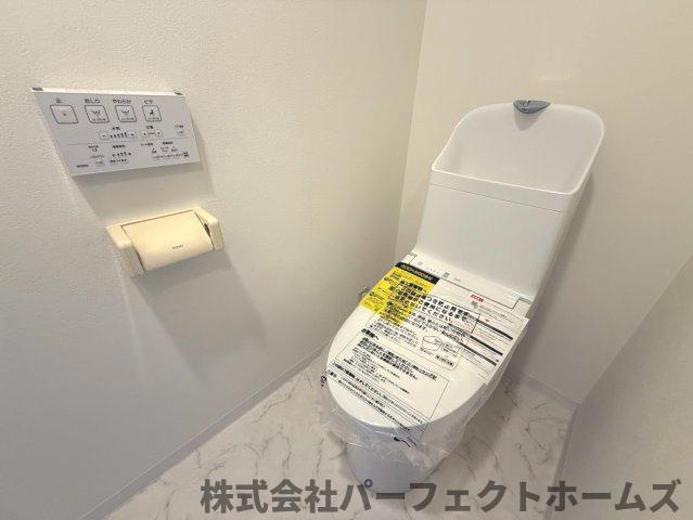 ロイヤルシャトー交野のトイレ|落ち着いた色調のトイレです