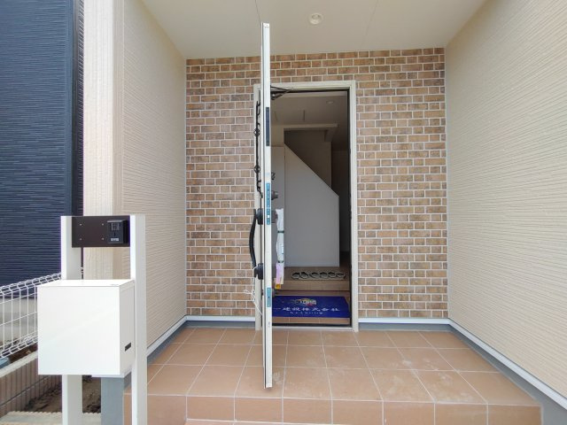新築戸建・新築建売　大泉町仙石1丁目　南小学校・南中学校の玄関