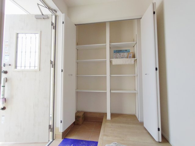新築戸建・新築建売　大泉町仙石1丁目　南小学校・南中学校の玄関|上部までたっぷり収納できる玄関収納は出し入れしやすい折戸タイプ！