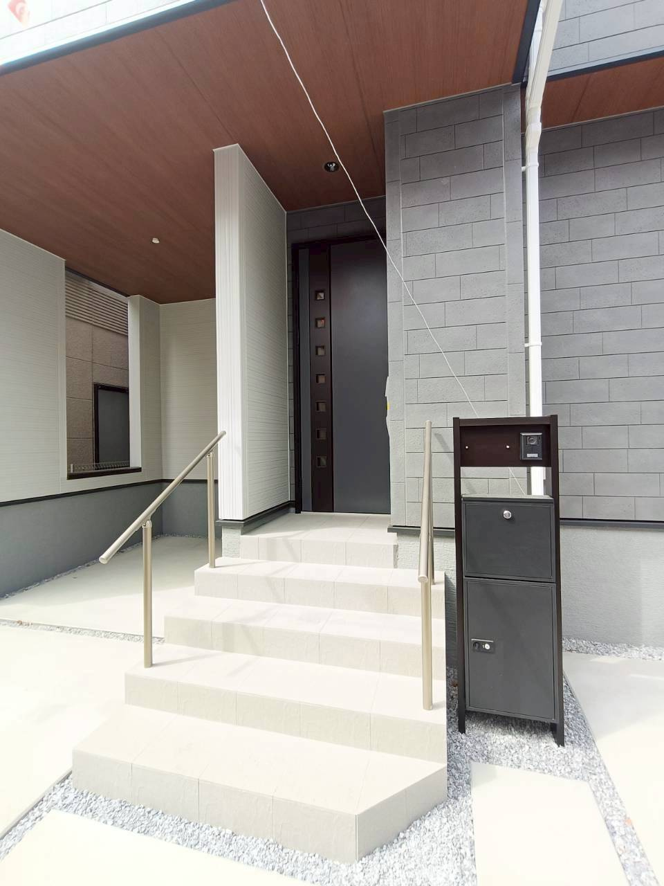 八潮市　二丁目　新築戸建　全2棟の玄関|施工例です