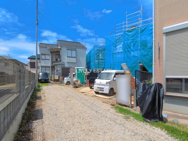 草加市苗塚町 新築分譲住宅 全2棟 B号棟の前面道路含む現地写真