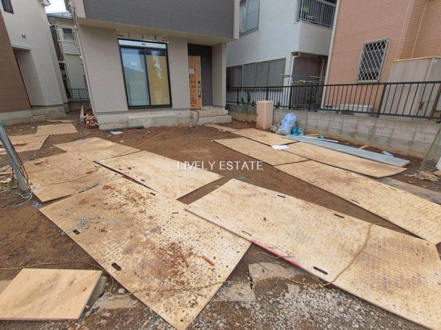 草加市苗塚町 新築分譲住宅 全2棟 B号棟の駐車場