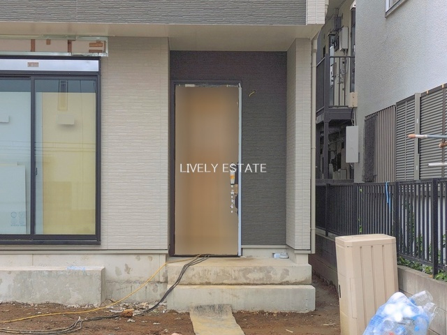 草加市苗塚町 新築分譲住宅 全2棟 B号棟の玄関