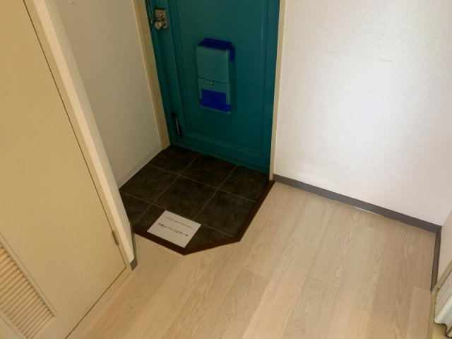 服部サンコーポの玄関