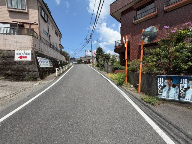 坂元町　中古戸建ての前面道路含む現地写真