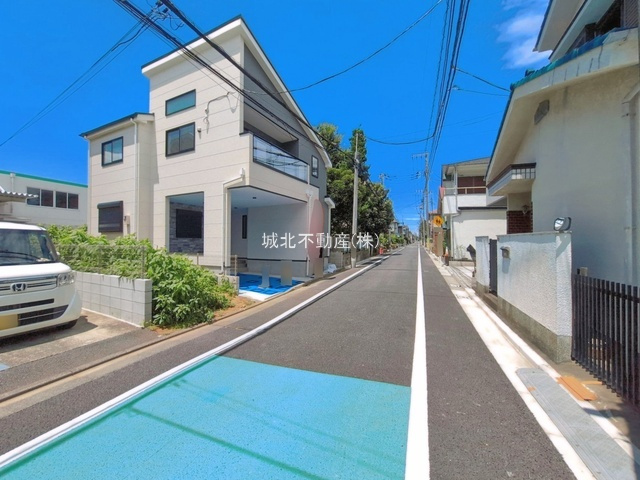 杉並区上井草2丁目 全2棟2号棟の前面道路含む現地写真|伸びやかな東側5.46㎡公道に面する全2棟1号棟