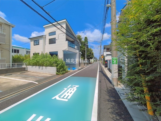 杉並区上井草2丁目 全2棟 2号棟の前面道路含む現地写真|伸びやかな東側5.46㎡公道に面する全2棟1号棟