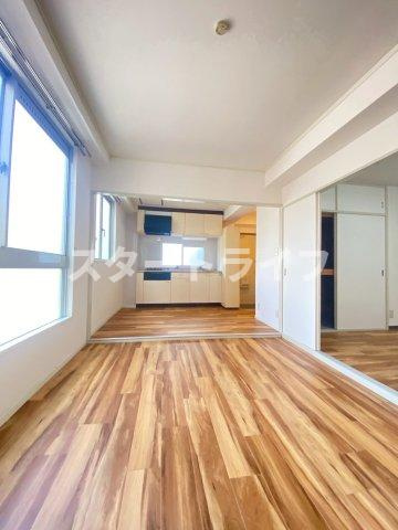 大阪市東淀川区下新庄２丁目の賃貸マンションの居間・リビング