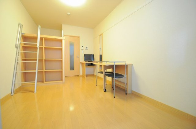 【寝室】 | レオパレスメルベーユ　昭和Ⅲ | 開放的な寝室です