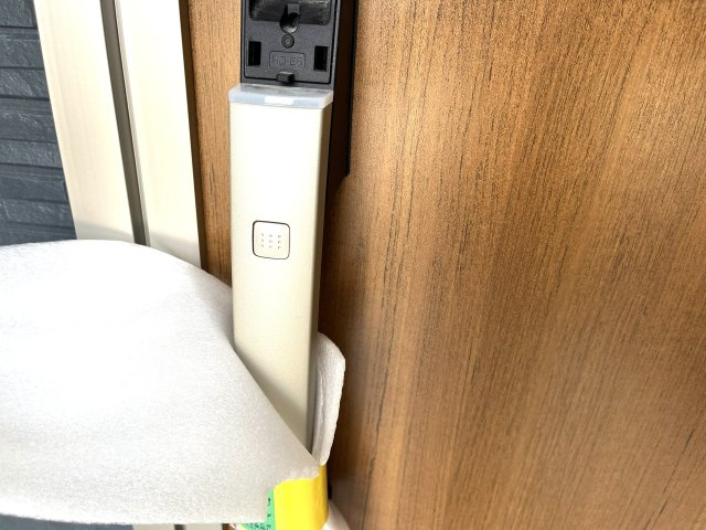 【玄関】 | 補助金対象！仲介手数料無料！平川小学校に通える新築戸建　山口市黒川　第５－２号棟　クレイドルガーデン　アーネストワン | 玄関キーはカザスタイプ