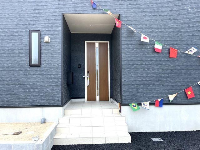 【エントランス】 | 補助金対象！仲介手数料無料！平川小学校に通える新築戸建　山口市黒川　第５－２号棟　クレイドルガーデン　アーネストワン | ダイヤルキー付きの郵便受け