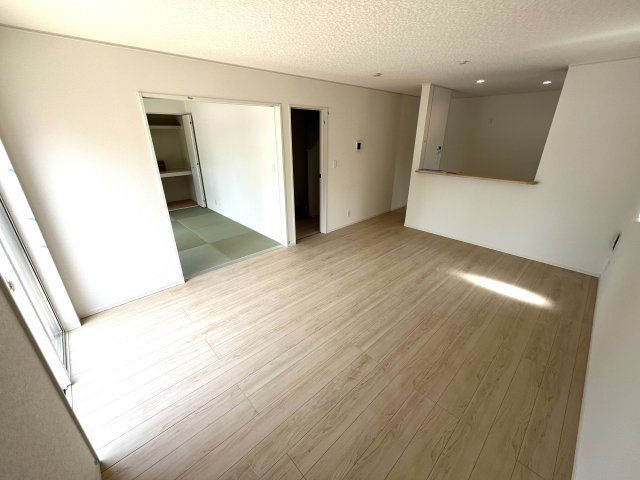 【居間・リビング】 | 補助金対象！仲介手数料無料！平川小学校に通える新築戸建　山口市黒川　第５－２号棟　クレイドルガーデン　アーネストワン | ゆったりとしたリビングは家族の団らんがはずみますね♪