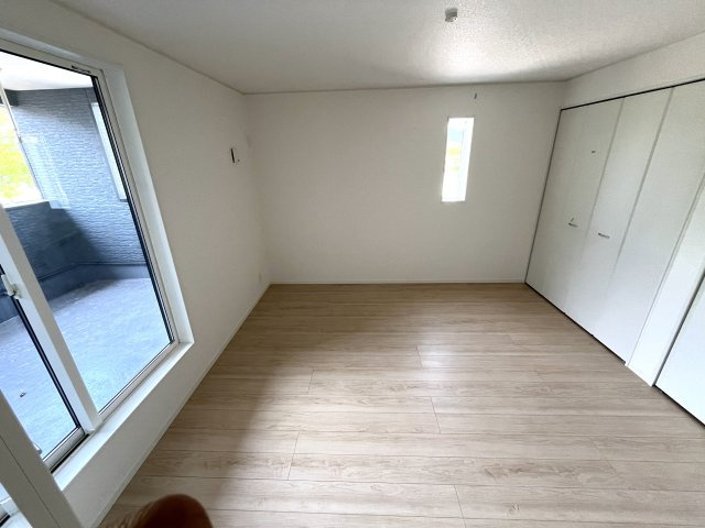 【洋室】 | 補助金対象！仲介手数料無料！平川小学校に通える新築戸建　山口市黒川　第５－２号棟　クレイドルガーデン　アーネストワン | ２面採光の明るいお部屋で健やかな毎日