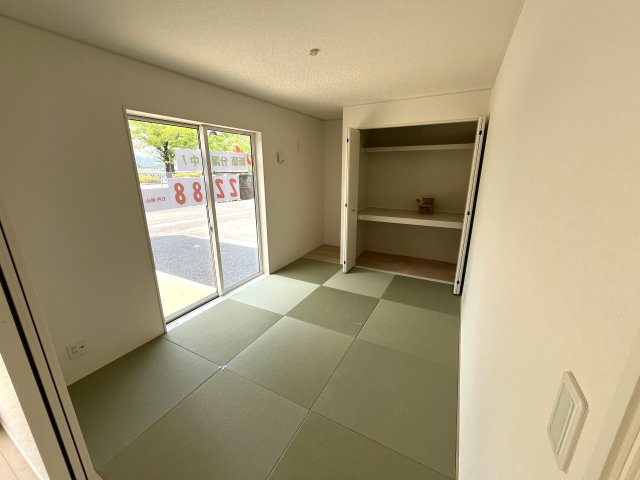 【和室】 | 補助金対象！仲介手数料無料！平川小学校に通える新築戸建　山口市黒川　第５－２号棟　クレイドルガーデン　アーネストワン | リビングにつながる和室は落ち着いた雰囲気を醸し出します