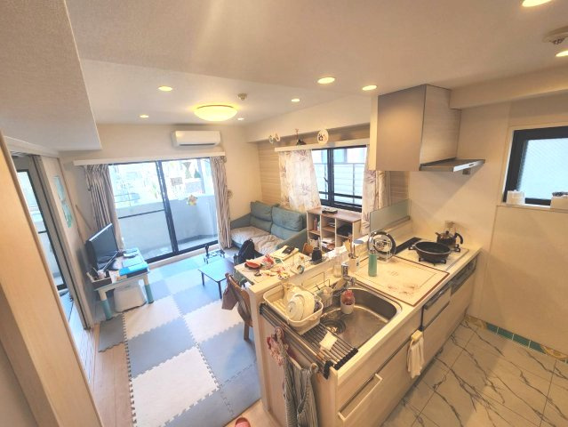 ライオンズプラザ川口幸町の居間・リビング|食洗機あり　リビングを見守りながら調理できるカウンターキッチン