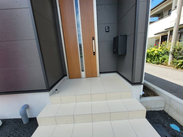 【Cradle garden】宇都宮市下荒針町 第3 全1棟の玄関|〇玄関ポーチ〇
雨の日でも安心な屋根付き、人感センサー照明付き玄関ポーチ。カードキー対応のため、お荷物の多い日でもラクラク開錠。TVモニター付きインターホン、防犯カメラ付きでご家族を守ります。