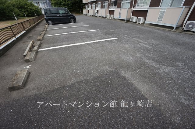 エルディムセブンの駐車場