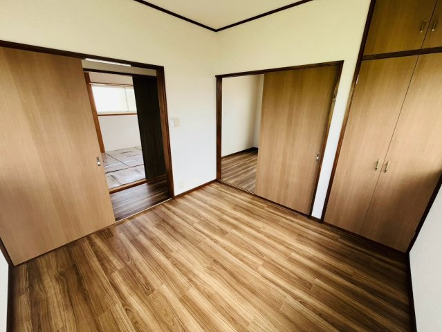 下妻市半谷 リフォーム物件　の洋室|〇2階洋室　4.5帖〇
各居室に収納付きで住みやすさにこだわっています！
2026年8月撮影