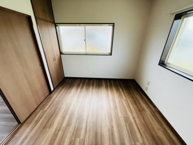 下妻市半谷 リフォーム物件　の洋室|〇2階洋室　4.5帖〇
窓から明るい日差しが差し込みます♪
2026年8月撮影
