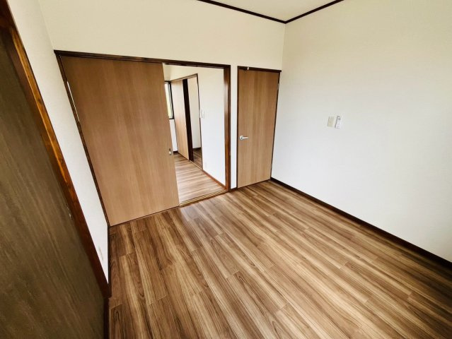 下妻市半谷 リフォーム物件　の洋室|〇2階洋室　4.5帖〇
バルコニーに面したお部屋です（＾＾）
2026年8月撮影