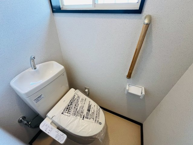 下妻市半谷 リフォーム物件　のトイレ|〇トイレ〇
新品交換済み、手摺り付き♪温水洗浄便座です。
2026年8月撮影