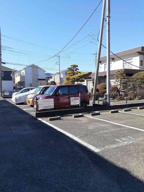 愛甲郡愛川町中津のアパートの駐車場