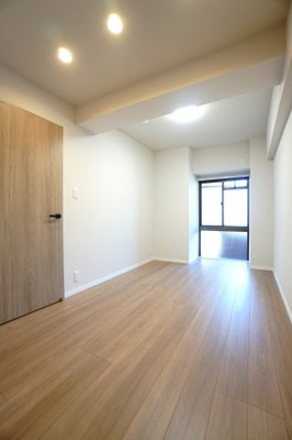【洋室】 | 【上質リノベ】ダイアパレス東海田 | 【洋室約5.8帖】
※本住戸のリノベーション工事中写真をもとに、完成予想イメージです。実際の間取りや設備配置を参考に再現しておりますが、仕上がりの色味・質感・細部等は実際と異なる場合があります。