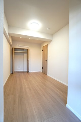 【洋室】 | 【上質リノベ】ダイアパレス東海田 | 【洋室約5.8帖】
※本住戸のリノベーション工事中写真をもとに、完成予想イメージです。実際の間取りや設備配置を参考に再現しておりますが、仕上がりの色味・質感・細部等は実際と異なる場合があります。