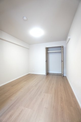 【洋室】 | 【上質リノベ】ダイアパレス東海田 | 【洋室約5.4帖】
※本住戸のリノベーション工事中写真をもとに、完成予想イメージです。実際の間取りや設備配置を参考に再現しておりますが、仕上がりの色味・質感・細部等は実際と異なる場合があります。