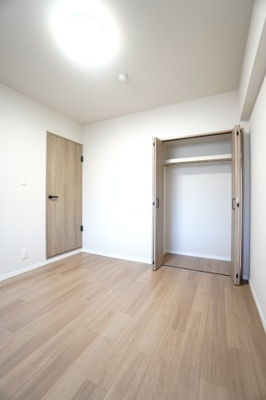 【洋室】 | 【上質リノベ】ダイアパレス東海田 | 【洋室約5.2帖】
※本住戸のリノベーション工事中写真をもとに、完成予想イメージです。実際の間取りや設備配置を参考に再現しておりますが、仕上がりの色味・質感・細部等は実際と異なる場合があります。