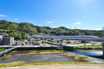 【展望】 | 【上質リノベ】ダイアパレス東海田 | 【四季を感じる】
四季の移ろい・爽やかな青空や風を感じられ
自然を愉しめるパノラマビュー。
毎日の暮らしに余裕を感じさせてくれる、
遮る物の無い開放的な眺望を是非、ご堪能ください。
