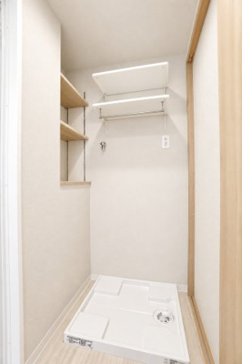 【独立洗面台】 | 【上質リノベ】ダイアパレス東海田 | 【パウダールーム】
※本住戸のリノベーション工事中写真をもとに、完成予想イメージです。実際の設備配置を参考に再現しておりますが、仕上がりの色味・質感・細部等は実際と異なる場合があります。