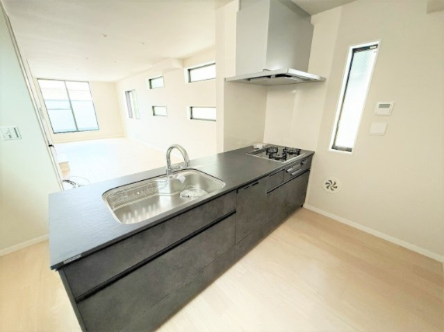 【キッチン】 | 【仲介手数料３７０万円が無料！】■祖師ヶ谷大蔵駅１１分■１３８平米■ＬＤＫ２４帖超■４ＬＤＫ | 施工例
【諸費用３７０万円ＯＦＦ！】
決算特別キャンペーン！
家計応援サービスの限界に挑戦中！
■祖師ヶ谷大蔵駅１１分
■１３８平米
■ＬＤＫ２４帖超
■高級デザインハウス
■ＺＥＨ水準