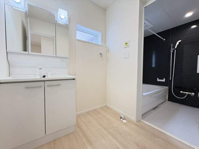 CRADLE GARDEN　小倉北区井堀第1の独立洗面台|ゆとりのある脱衣所で、毎日の身支度も快適です。