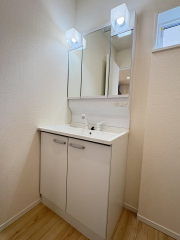 CRADLE GARDEN　小倉北区井堀第1の独立洗面台|収納付き三面鏡洗面化粧台を採用し、洗面まわりをすっきり保てます。